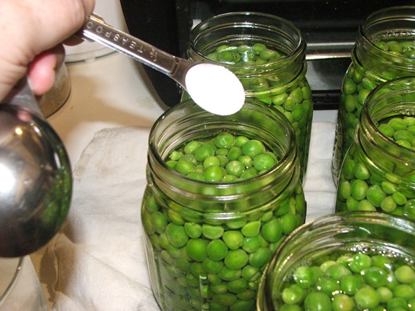 Ervilhas verdes, enlatadas para o inverno em casa