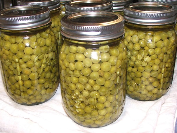 Ervilhas verdes, enlatadas para o inverno em casa