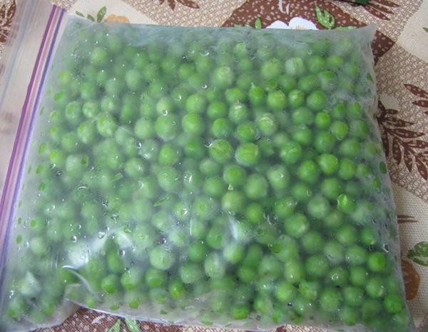 Ervilhas verdes, enlatadas para o inverno em casa