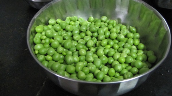 Ervilhas verdes, enlatadas para o inverno em casa