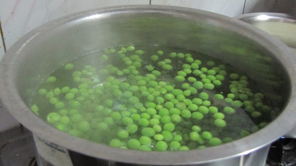 Ervilhas verdes, enlatadas para o inverno em casa