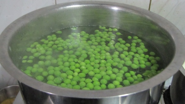Ervilhas verdes, enlatadas para o inverno em casa