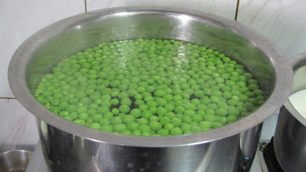 Ervilhas verdes, enlatadas para o inverno em casa