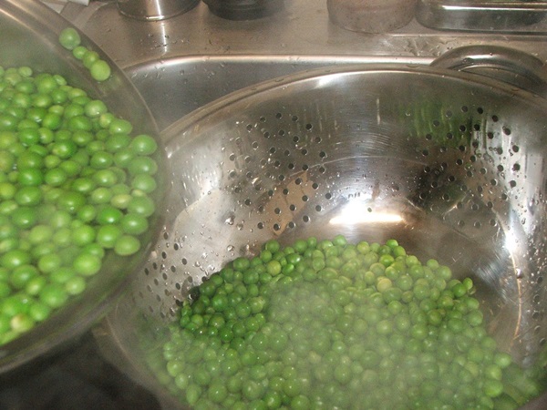 Ervilhas verdes, enlatadas para o inverno em casa
