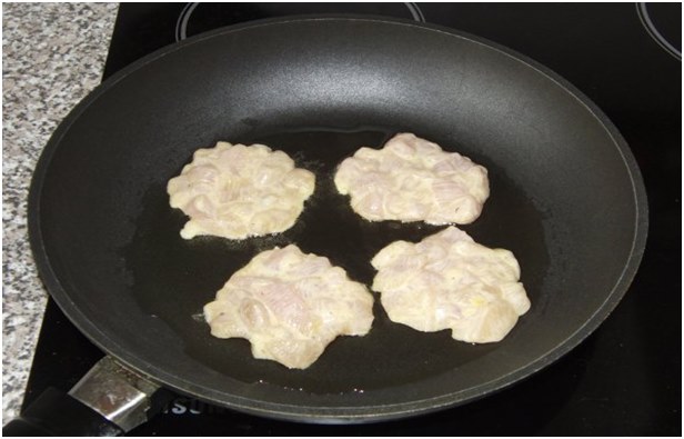 Costilhas em uma frigideira