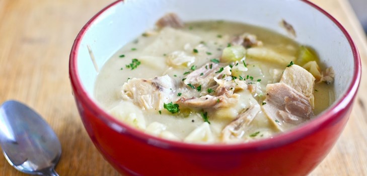 Sopa de frango com bolinhos - receita com uma foto