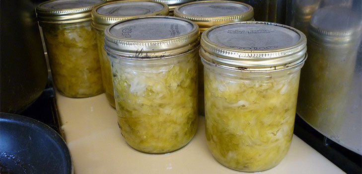 Muito saboroso chucrute no inverno com água salgada ou vinagre: Receitas para 3 latas de litro