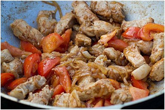 nós cozinhamos vegetais para lagman adicione vegetais
