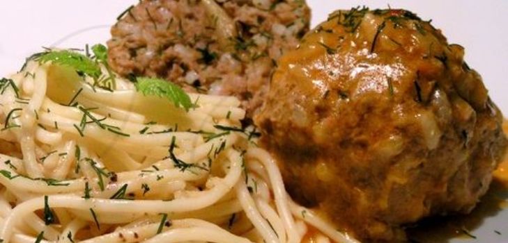 almôndegas em um prato
