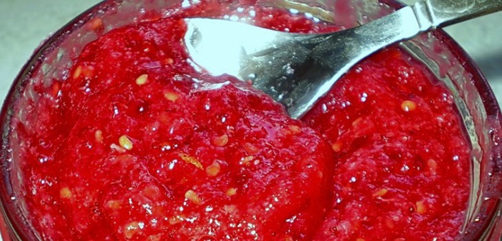 Framboesas com açúcar no inverno sem cozinhar, Pyatiminutka, no congelador. Receita de framboesas frescas, ralada com açúcar