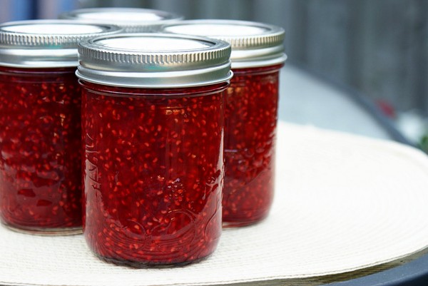 Framboesas com açúcar no inverno sem cozinhar, Pyatiminutka, no congelador. Receita de framboesas frescas, ralada com açúcar