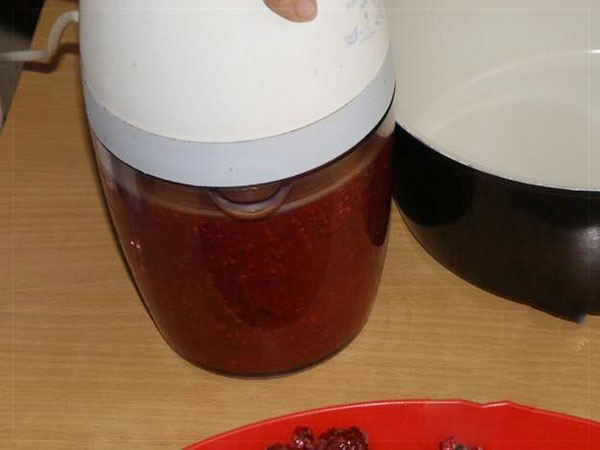 Framboesas com açúcar no inverno sem cozinhar, Pyatiminutka, no congelador. Receita de framboesas frescas, ralada com açúcar