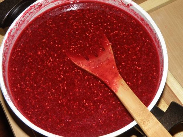 Framboesas com açúcar no inverno sem cozinhar, Pyatiminutka, no congelador. Receita de framboesas frescas, ralada com açúcar