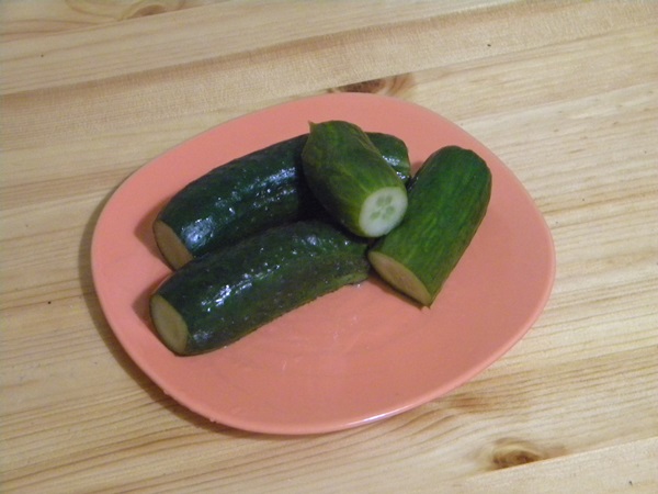 Pepino com salada crocante em uma panela