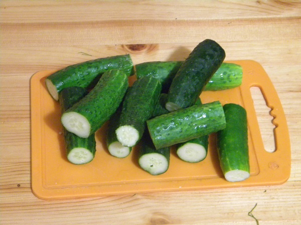 Pepino com salada crocante em uma panela