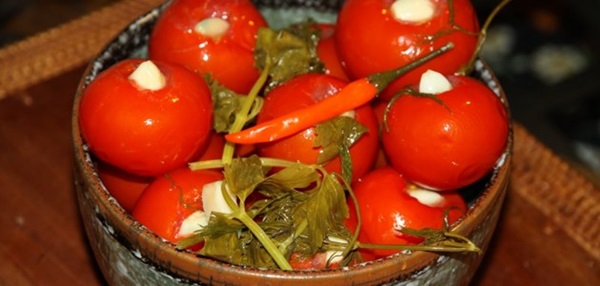 Tomates recém-salgados em uma sacola e uma panela