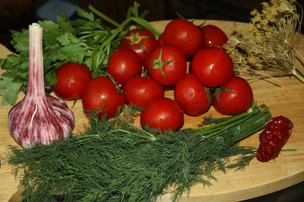 Tomates recém-salgados em uma sacola e uma panela