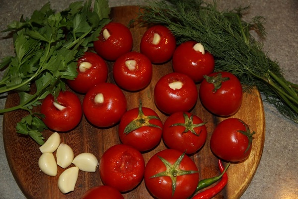 Tomates recém-salgados em uma sacola e uma panela