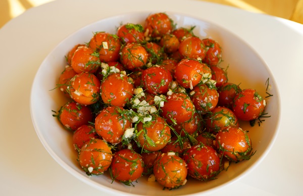 Tomates recém-salgados em uma sacola e uma panela