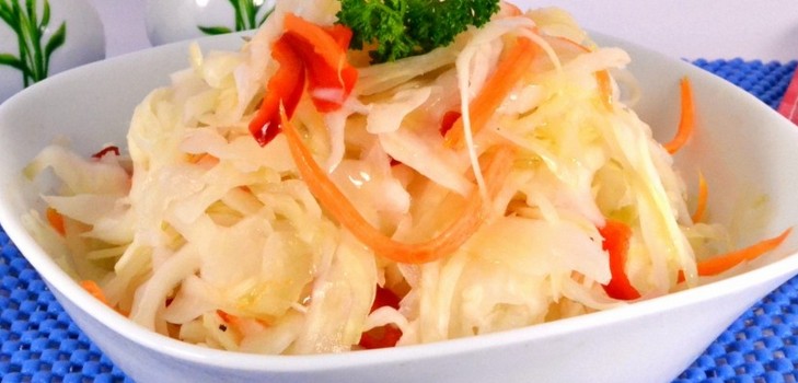Repolho marinado para o inverno - crocante, em salmoura, saboroso, com aspirina, em latas, sem esterilização, sob capas de ferro