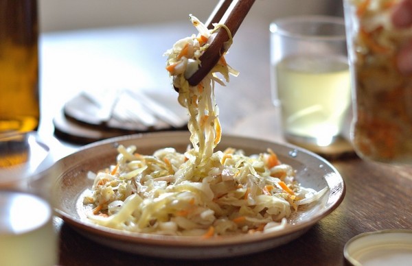 Repolho marinado para o inverno - crocante, em salmoura, saboroso, com aspirina, em latas, sem esterilização, sob capas de ferro