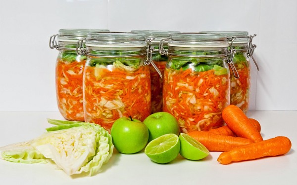 Repolho marinado para o inverno - crocante, em salmoura, saboroso, com aspirina, em latas, sem esterilização, sob capas de ferro