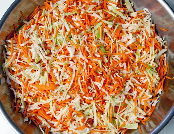 Repolho marinado para o inverno - crocante, em salmoura, saboroso, com aspirina, em latas, sem esterilização, sob capas de ferro