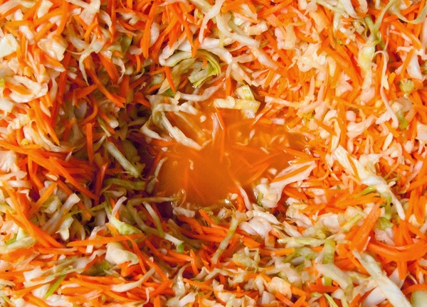 Repolho marinado para o inverno - crocante, em salmoura, saboroso, com aspirina, em latas, sem esterilização, sob capas de ferro