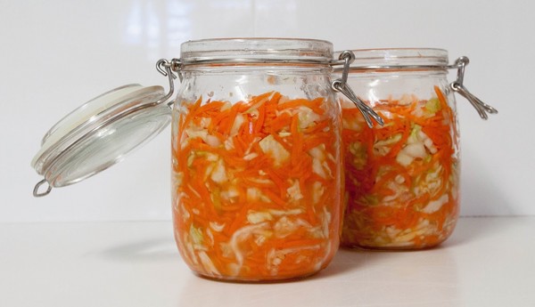 Repolho marinado para o inverno - crocante, em salmoura, saboroso, com aspirina, em latas, sem esterilização, sob capas de ferro