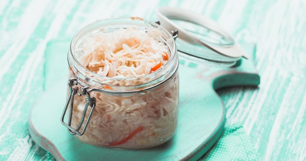 Repolho marinado para o inverno - crocante, em salmoura, saboroso, com aspirina, em latas, sem esterilização, sob capas de ferro