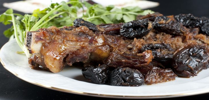 Receita de carne com ameixa seca em um multivarquet - uma deliciosa receita de férias