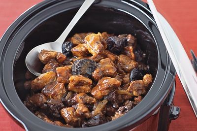 Receita de porco com ameixas secas em um multivarquet - uma deliciosa receita de férias