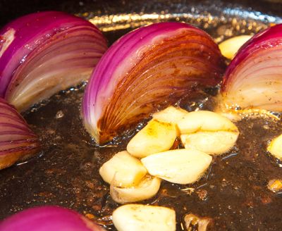 Receita de cordeiro com ameixas secas em um multivarquet - uma deliciosa receita de férias