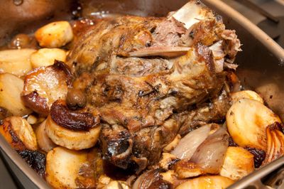 Receita de cordeiro com ameixas secas em um multivarquet - uma deliciosa receita de férias