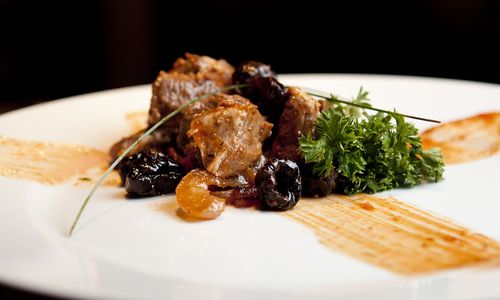 Carne com molho agridoce, receita simples e deliciosa de cordeiro com ameixas e amêndoas com molho agridoce