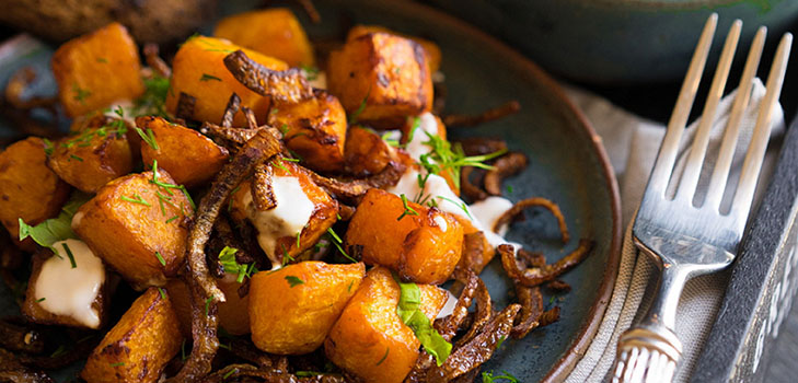 Uma receita incomum: uma deliciosa salada com abóbora e cebolas na fritura