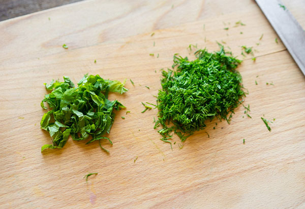 Uma receita incomum: uma deliciosa salada com abóbora e cebolas na fritura