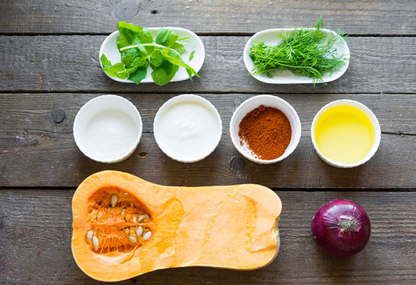 Uma receita incomum: uma deliciosa salada com abóbora e cebolas na fritura