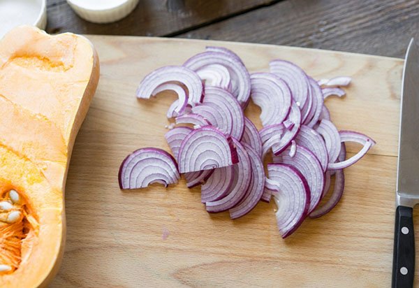 Uma receita incomum: uma deliciosa salada com abóbora e cebolas na fritura