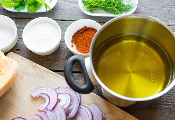 Uma receita incomum: uma deliciosa salada com abóbora e cebolas na fritura