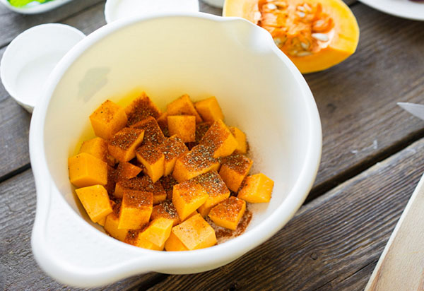 Uma receita incomum: uma deliciosa salada com abóbora e cebolas na fritura
