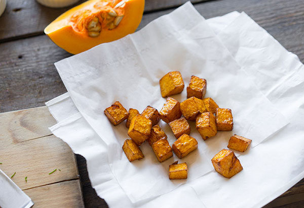 Uma receita incomum: uma deliciosa salada com abóbora e cebolas na fritura