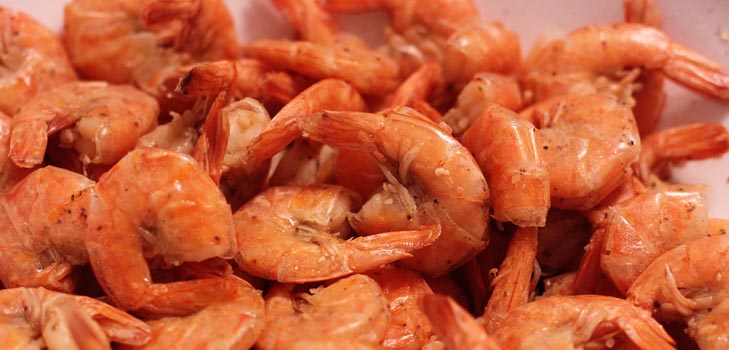 Pratos de Ano Novo de camarões: uma receita com uma foto para o Ano Novo 2015