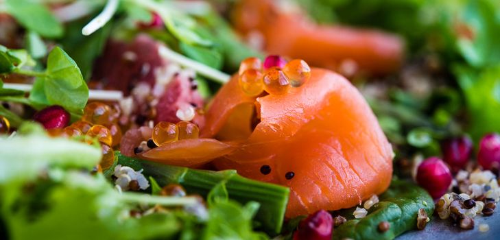 Saladas de Ano Novo com caviar vermelho