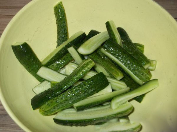 Pepino frio através de nylon e metal. Escolhendo pepinos de forma fria para o inverno: com mostarda, vodka, vinagre grátis