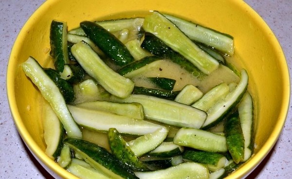 Pepinos com mostarda para o inverno sem esterilização e com ele, calor e frio. Salada de pepinos em excesso com mostarda