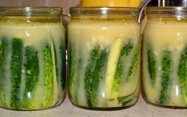 Pepinos com mostarda para o inverno sem esterilização e com ele, calor e frio. Salada de pepinos em excesso com mostarda