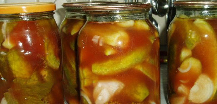 Pepinos com ketchup para o inverno - sem esterilização, em latas. Colheita para o pepino nítido e crocante de inverno com pimentão ketchup Pepinos com ketchup para o inverno - sem esterilização, em latas. Colheita para o pepino nítido e crocante de inverno com pimentão ketchup