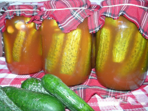 Pepinos com ketchup para o inverno - sem esterilização, em latas. Colheita para o pepino nítido e crocante de inverno com pimentão ketchup Pepinos com ketchup para o inverno - sem esterilização, em latas. Colheita para o pepino nítido e crocante de inverno com pimentão ketchup