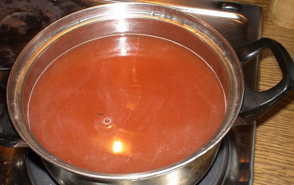 Pepinos com ketchup para o inverno - sem esterilização, em latas. Colheita para o pepino nítido e crocante de inverno com pimentão ketchup